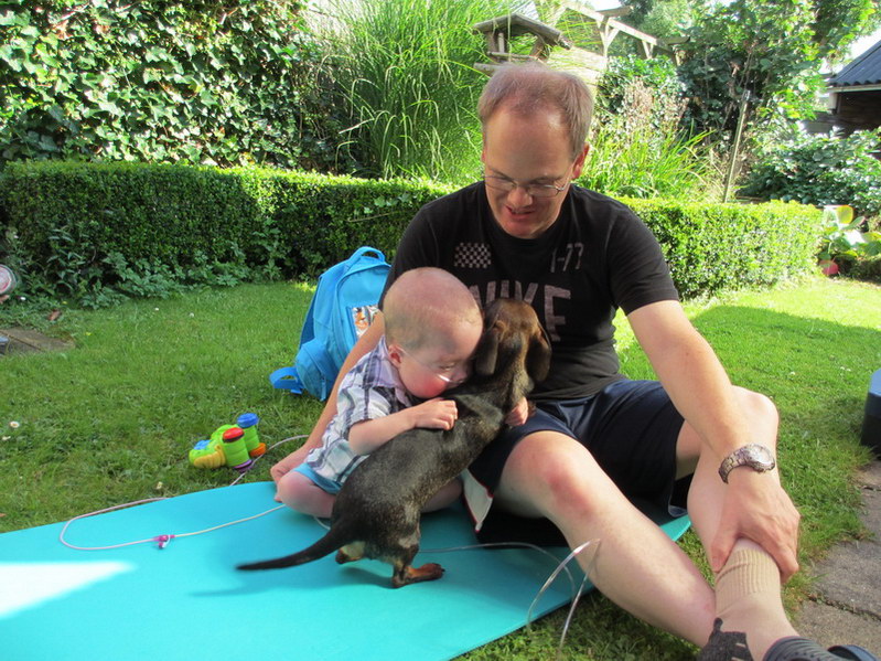 hondje knuffeltje geven