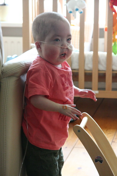 Met de rug tegen de bank